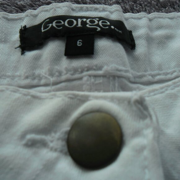 White shorts by "George". 98% cotton.  Size 6. - Picture 3 of 3